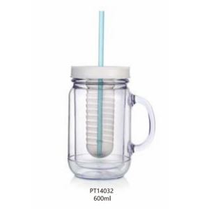 20 oz/600 ml-es duplafalú műanyag befőttes bögre gyümölcskosárral és fogantyúval